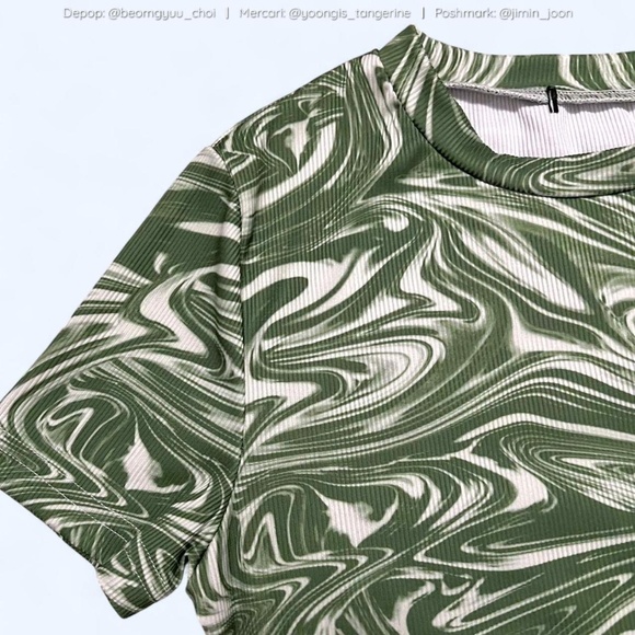 Green and white ribbed top 💚🤍 - Picture 2 of 5